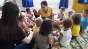 Atividades sensoriais exploram o sentido das crianças na Colônia de Férias 