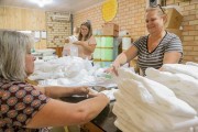 Solidariedade na confecção de fraldas em Içara