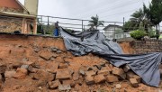 Muro desmorona e família fica desalojada no Bairro Brasília em Urussanga