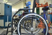Curso do Senai faz restauração completa em cadeiras de rodas da Apae Criciúma