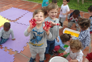 Crianças do CEI Afasc Professor Jairo Luiz Thomazi aprendem cores utilizando matérias escolares