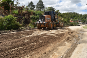 Prefeitura de Siderópolis realiza trabalho de recuperação de estrada no bairro Monte Negro