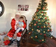 Famílias acompanham chegada do Papai Noel em Criciúma