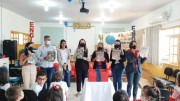 Estudantes da Escola Municipal Arlete Lodetti recebem livros de inglês