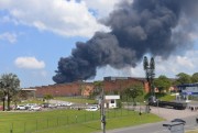 Inc&ecirc;ndio atinge ind&uacute;stria qu&iacute;mica no Bairro Pr&oacute;spera em Crici&uacute;ma (SC)