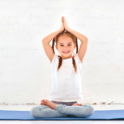 Mês das Crianças em Içara: confira 10 benefícios do Yoga para crianças