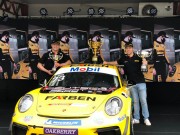 Pilotos da Porsche Cup Brasil Enzo Elias e Jeff Giassi visitam Farben Tintas 