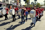 Fanfarras desfilam pela &aacute;rea central do Munic&iacute;pio de Sider&oacute;polis (SC)