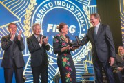 Empres&aacute;ria Vera Olivo recebe a Ordem do M&eacute;rito Industrial da FIESC