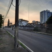 Fios soltos estão espalhados pela cidade de Içara (SC) 