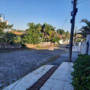 Fios soltos de telefones estão espalhados pela Rua Natal Tassi em Içara (SC)
