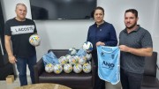 Anjos do Futsal entrega bolas e coletes para o núcleo de Içara