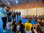 Lateral Marcelo Hermes visita núcleo do Anjos do Futsal de Içara (SC)