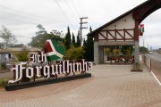 Letreiro em estilo germânico destaca a chegada ao município de Forquilhinha