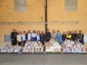 Funcion&aacute;rios da Giassi Confec&ccedil;&otilde;es doam cestas b&aacute;sicas arrecadadas em gincana