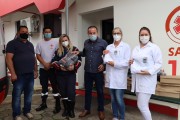 Governo de Forquilhinha entrega uniformes para o SAMU e equipe de enfermagem