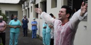 Leandro Borges realiza homenagem surpresa aos profissionais do Hospital São Donato