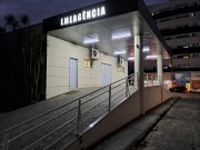 Motorista perde o controle de carro e colide contra guard rail na Via R&aacute;pida