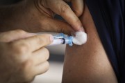 Secretária Municipal de Saúde de Içara inicia vacinação a pessoas com idade de 32 anos