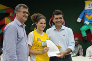 Prefeito e vice-prefeito recebem cartas das mãos das crianças e adolescentes dos SCFV CRAS do município