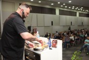 Jimmy Ogro desmistifica o ato de cozinhar em evento