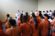 Bispo celebra pela primeira vez na Penitenciária Feminina