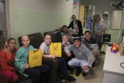 Atletas do Crici&uacute;ma visitam oncologia infantil no HSJos&eacute;