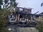 Residência e veículos são destruídos por incêndio em Balneário Rincão