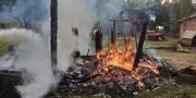 Depósito de lenhas é destruído em incêndio no Bairro Segunda Linha
