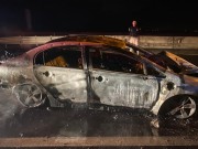 Veículo pega fogo ao bater em mureta na BR-101 em Içara (SC)