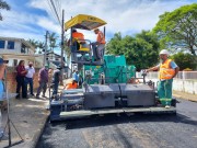 Governo de Içara inicia uso da vibroacabadora na colocação de asfalto 