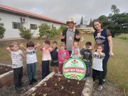 Direção de escola de Maracajá utiliza horta como ferramenta pedagógica