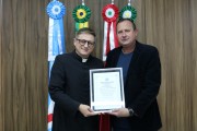 Padre Lucas Fernandes Bombazar recebe mo&ccedil;&atilde;o do Legislativo i&ccedil;arense