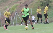 O lateral Ma&iacute;con Silva volta a sentir les&atilde;o muscular