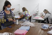 Monitoras produzem máscaras de tecido nos Clubes de Mães em Forquilhinha