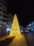 Montagem de árvore de Natal é feita com 465 garrafões em Urussanga