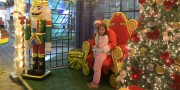 Papai Noel encanta famílias na praça central de Içara