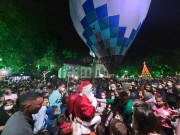 Papai Noel chega de balão na Praça São Donato em Içara 