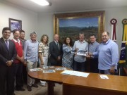 Projeto da Rua Coberta &eacute; entregue ao prefeito Frigo