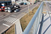 Novas passarelas mudam h&aacute;bitos e o cotidiano de pedestres