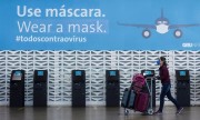 OMS pede que viajantes usem máscaras contra nova variante da Covid 