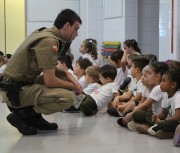 Policiais orientam crianças da educação infantil sobre o trânsito