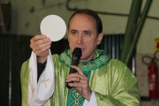 Padre Vander prestigia carnaval carioca em RJ e gera questionamentos nas redes sociais