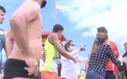 Endosso a desobediência e agressão na beira da praia em Florianópolis