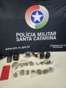 PM apreende rev&oacute;lver, r&aacute;dios comunicadores e droga em Rinc&atilde;o (SC)