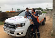 Menino de Içara recebe visita de profissionais da segurança pública no aniversário