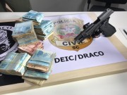 Polícia civil cumpre mais de 50 prisões e apreende drogas, dinheiro e arma 