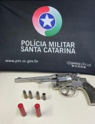 PM encontra revólver em veículo após abordagem no trânsito em Içara (SC)