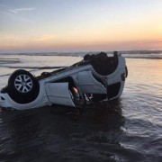 Veículo é encontrado capotado na beira-mar em Balneário Rincão