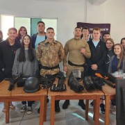 Polícia Militar recebe visita de alunos da Escola Estadual Antônio Colonetti 